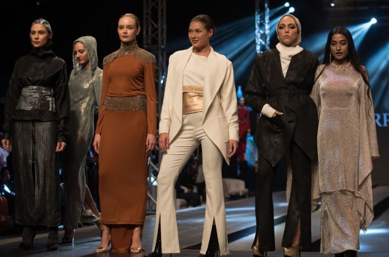 Catwalk runway fashion show|Modern muslim fashion|Muslim women|Muslim ...