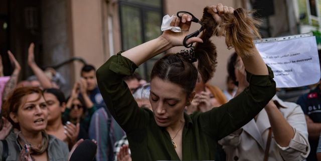 Mahsa Amini murder iranian women cutting thier hair